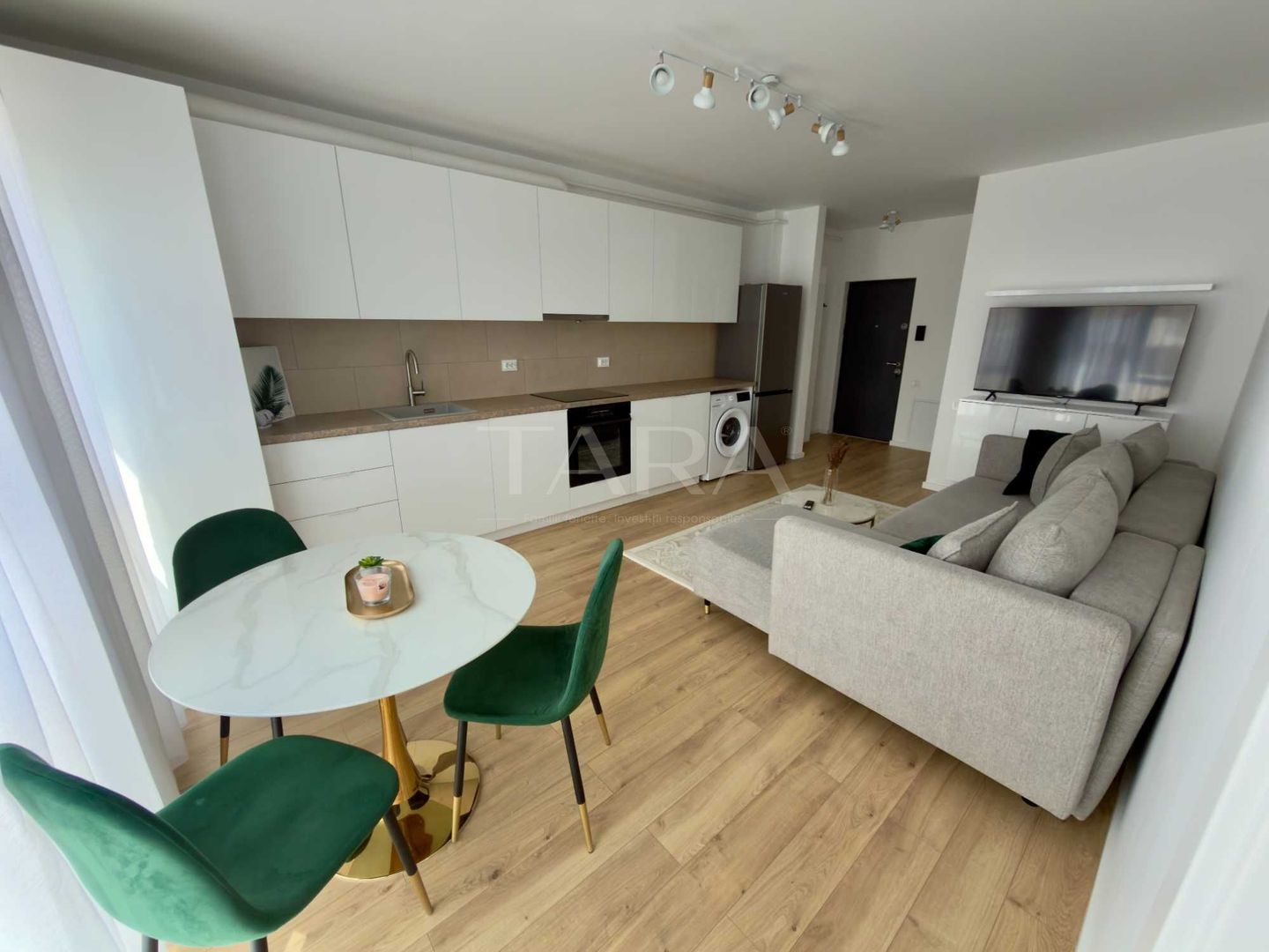 Apartament modern, mobilat, parcare subterană, zona Eroilor, Florești. - Poză 1