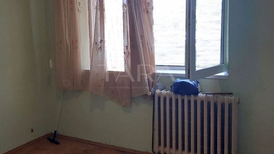 Apartament cu 3 camere - Necesită renovare completă, oportunitate pentru investitori! - Poză 2