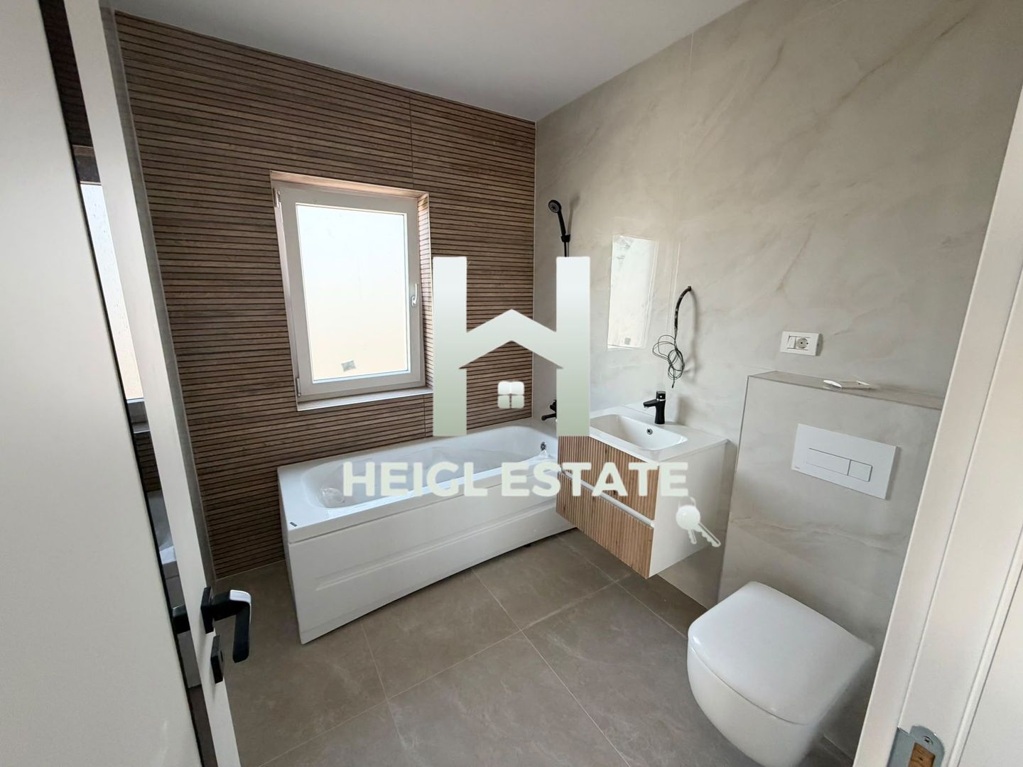 Apartament de tip penthouse cu 45 mp terasa - Poză 2