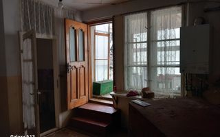 Ag EUROPA vinde casa VECHE zona ULTRACENTRALA întrare și curte comuna. - Poză 4