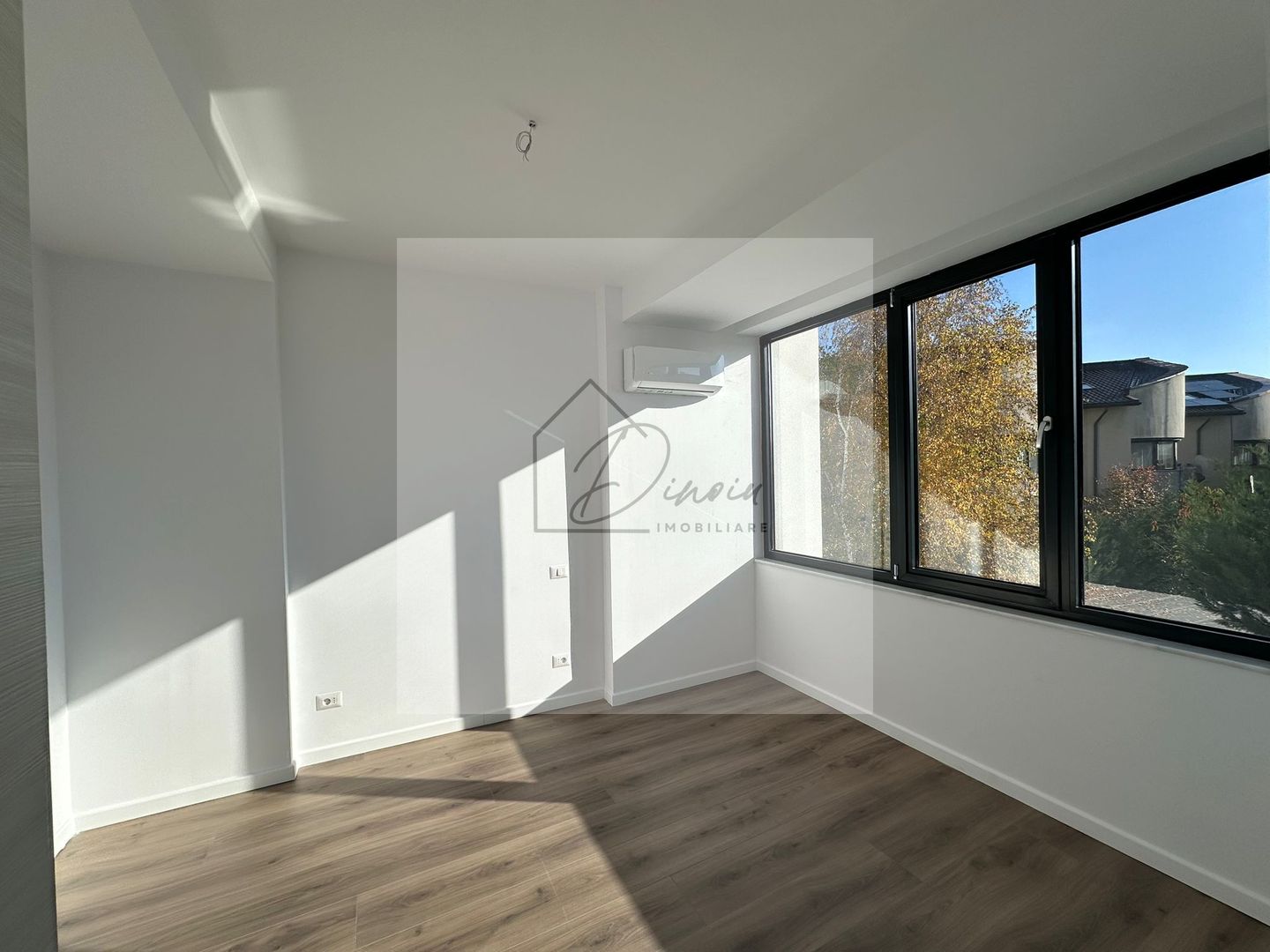 Vila de vanzare 5 camere ,4 bai, curte 85 mp zona Jollie Ville Pipera - Poză 19