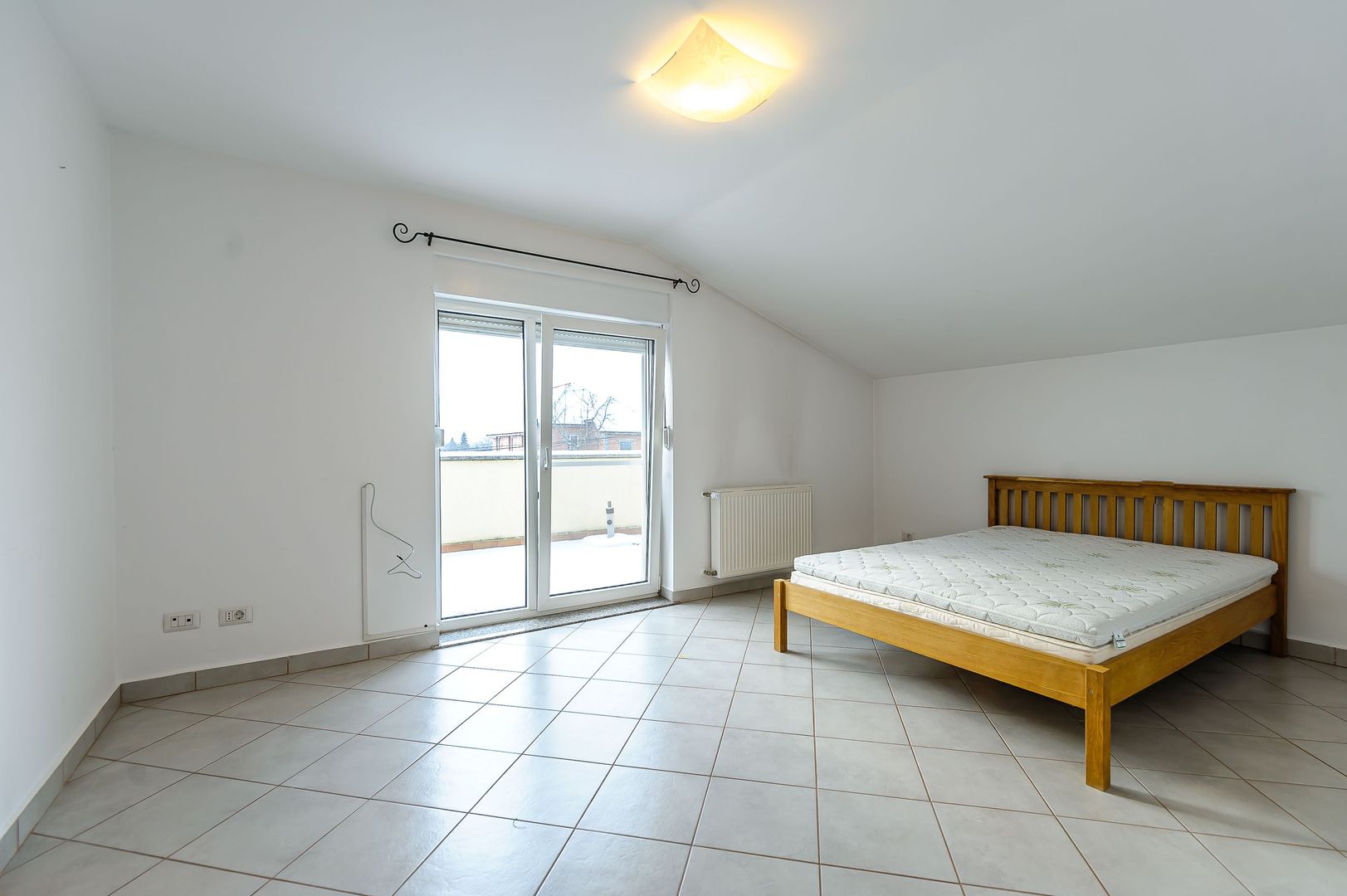 Casă frumoasă și plină de lumină. - Poză 11