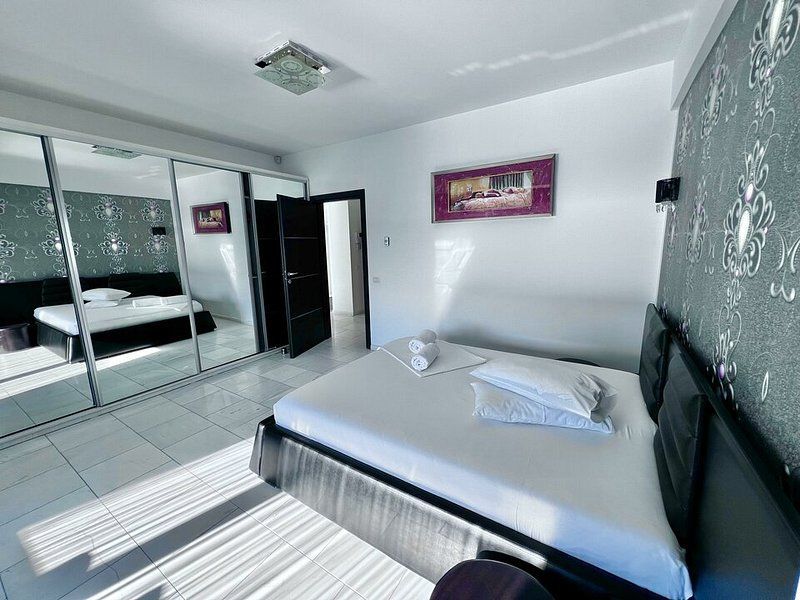 Apartament 2 camere Vila Sophia 1 - Vedere frontala la lac - - Poză 13