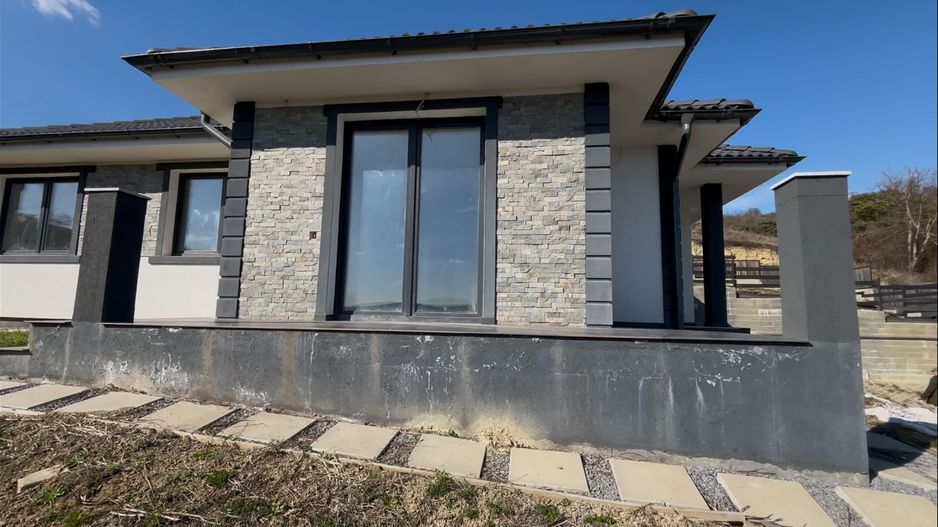 CASA CU 3 CAMERE PE UN NIVEL 110 mp ZONA CORUNCA - Poză 3