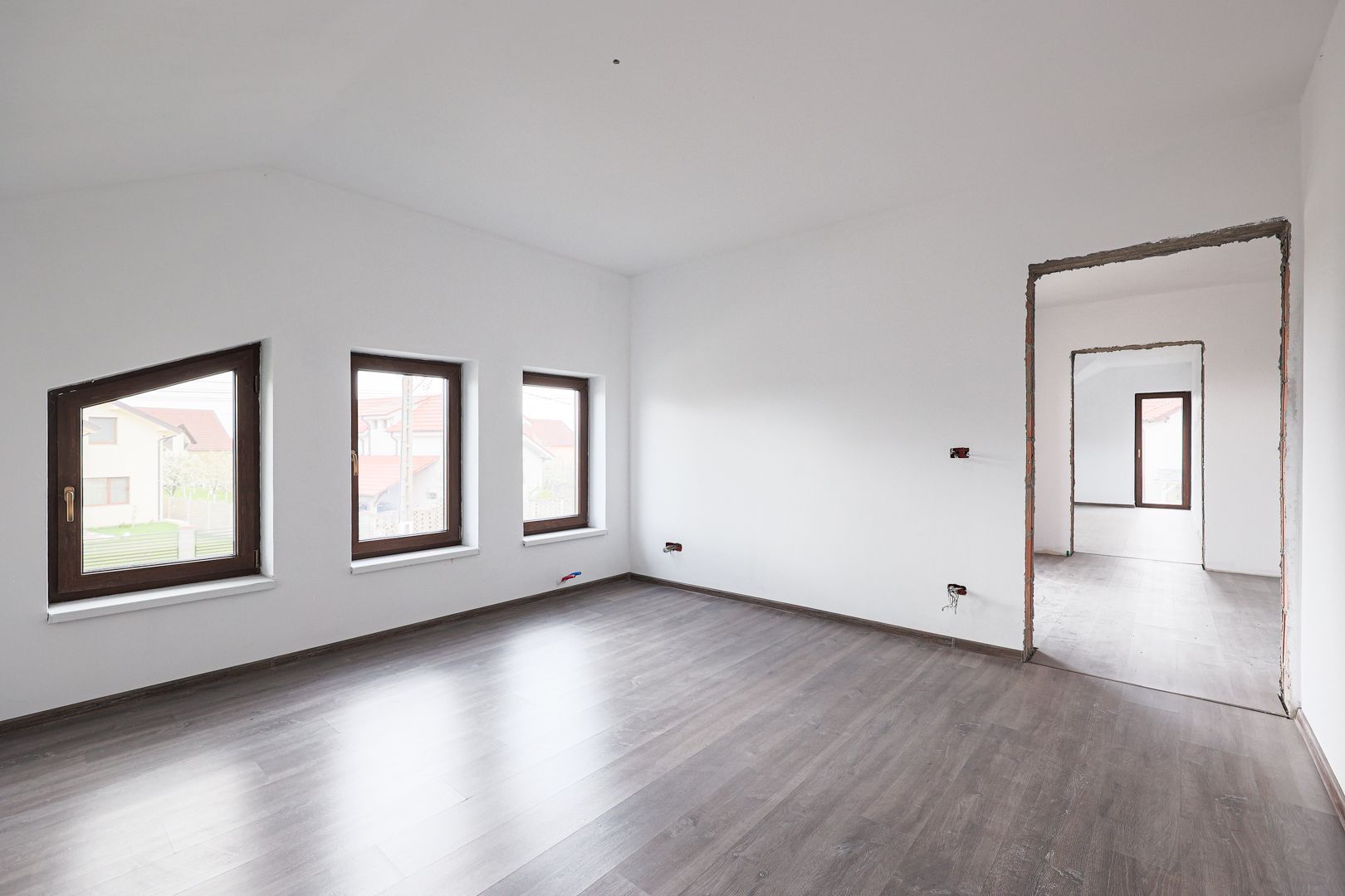 Casă nouă, impunătoare și luminoasă, construită cu griijă la detalii. - Poză 6