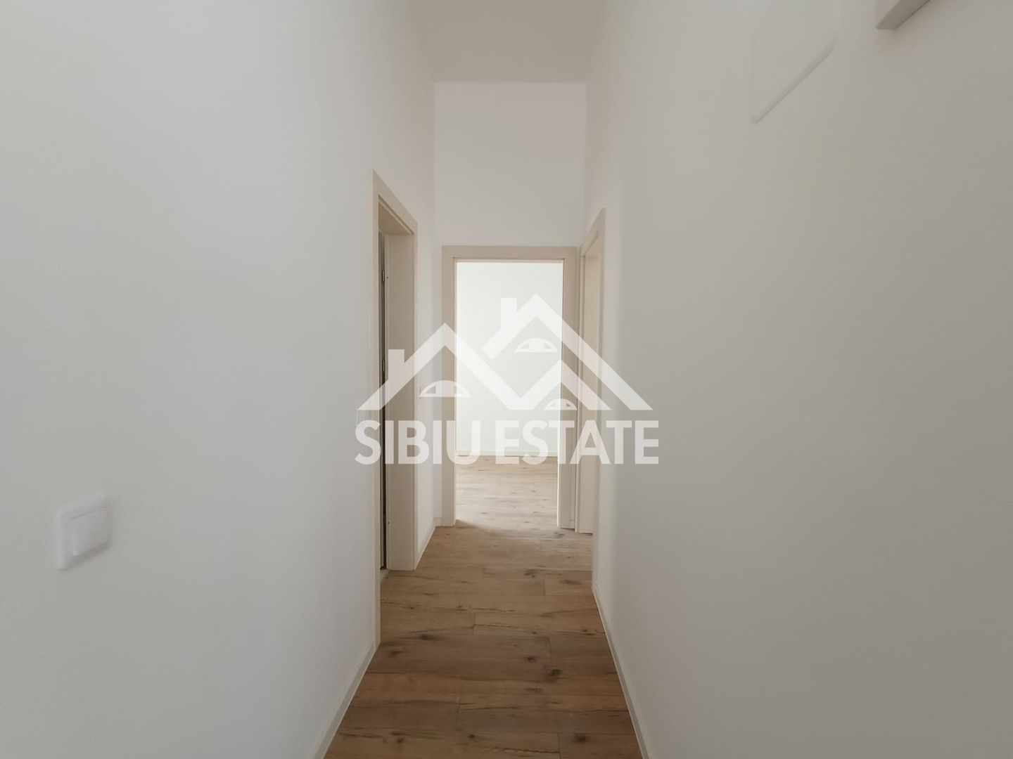 Apartament luminos, ideal locuință sau birou ,parter, 2 locuri parcare - Poză 9