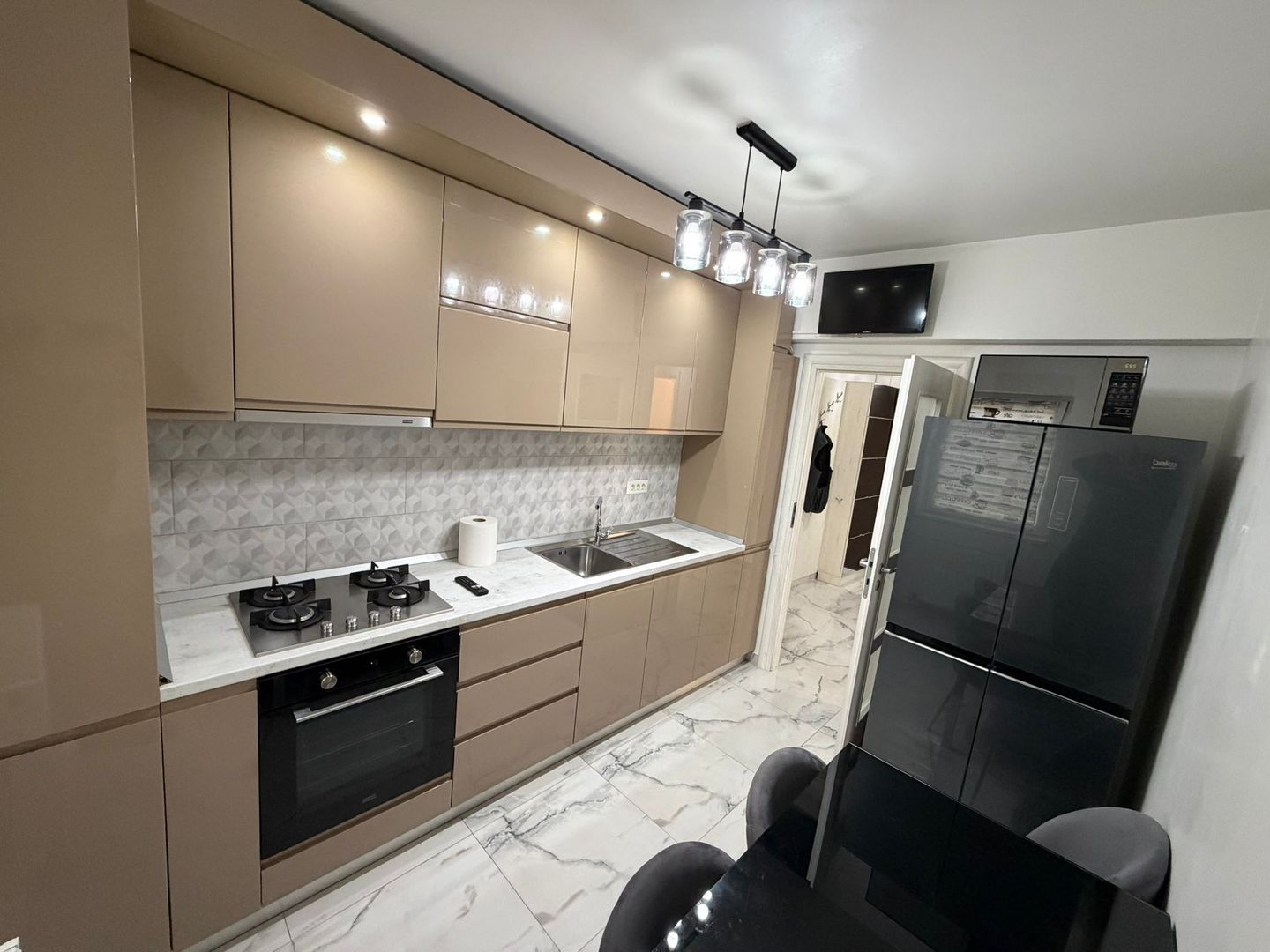 AP. 2 CAMERE - 82 MP, BLOC NOU, MOBILAT MODERN, PARCARE INCLUSA - Poză 2