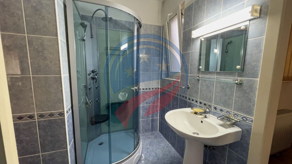 Vila superba cu cinci camere zona centrala - Poză 28