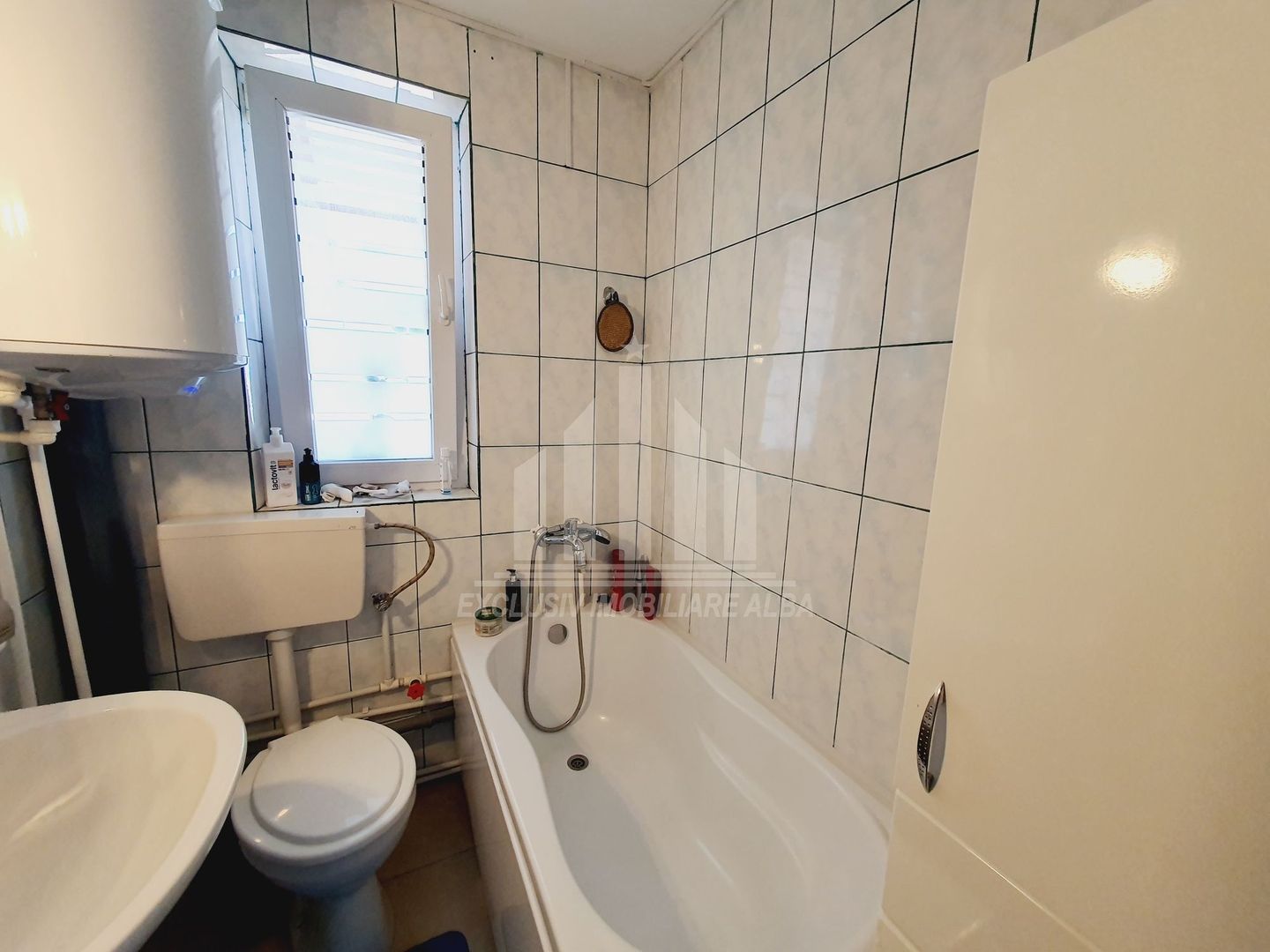 Apartament 3 camere in Cetate cu loc de parcare, curte si boxa - Poză 8