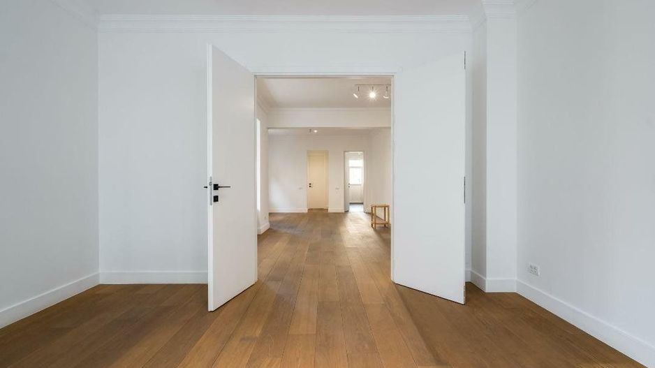 Apartament 5 Camera cu intrare proprie și curte, ideal pentru birou - Poză 3