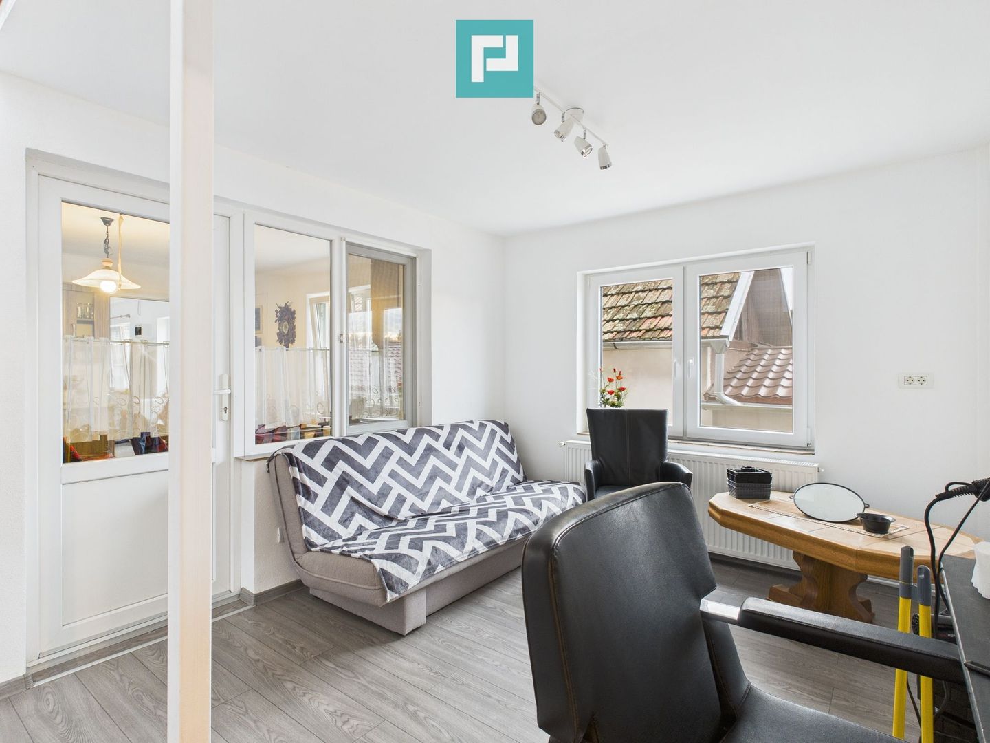 Casă cu 4 camere în Curtici pentru investiții - Poză 3