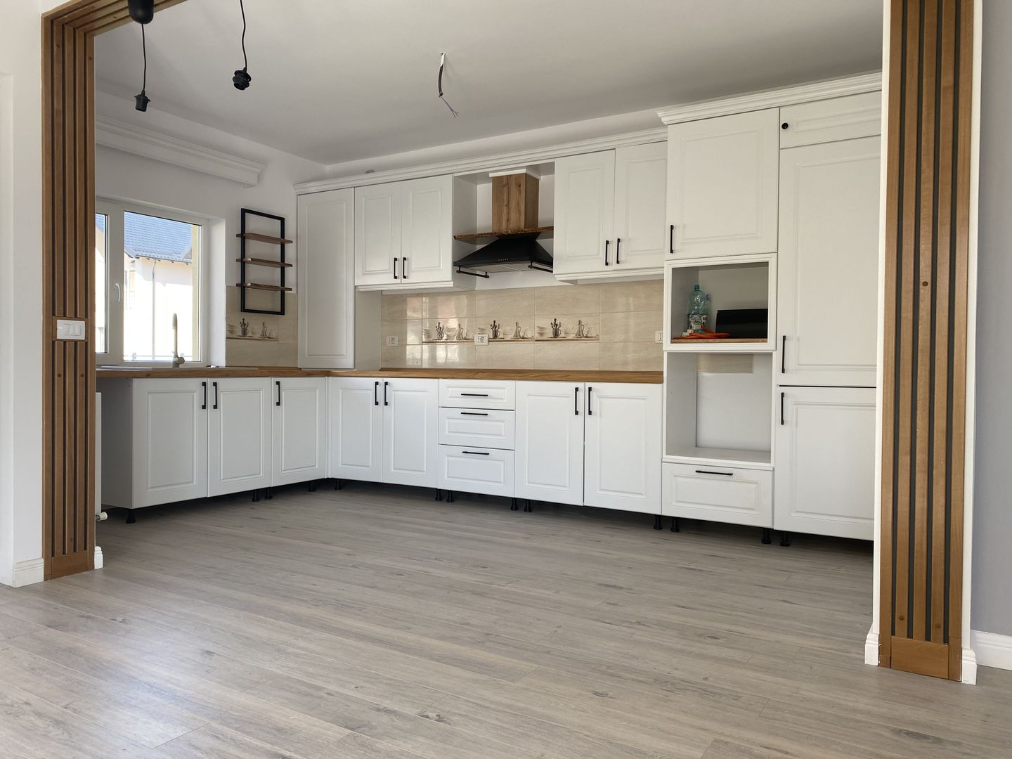 Liniste si confort! Vanzare casa la cheie, luminoasa in Priseaca! - Poză 1