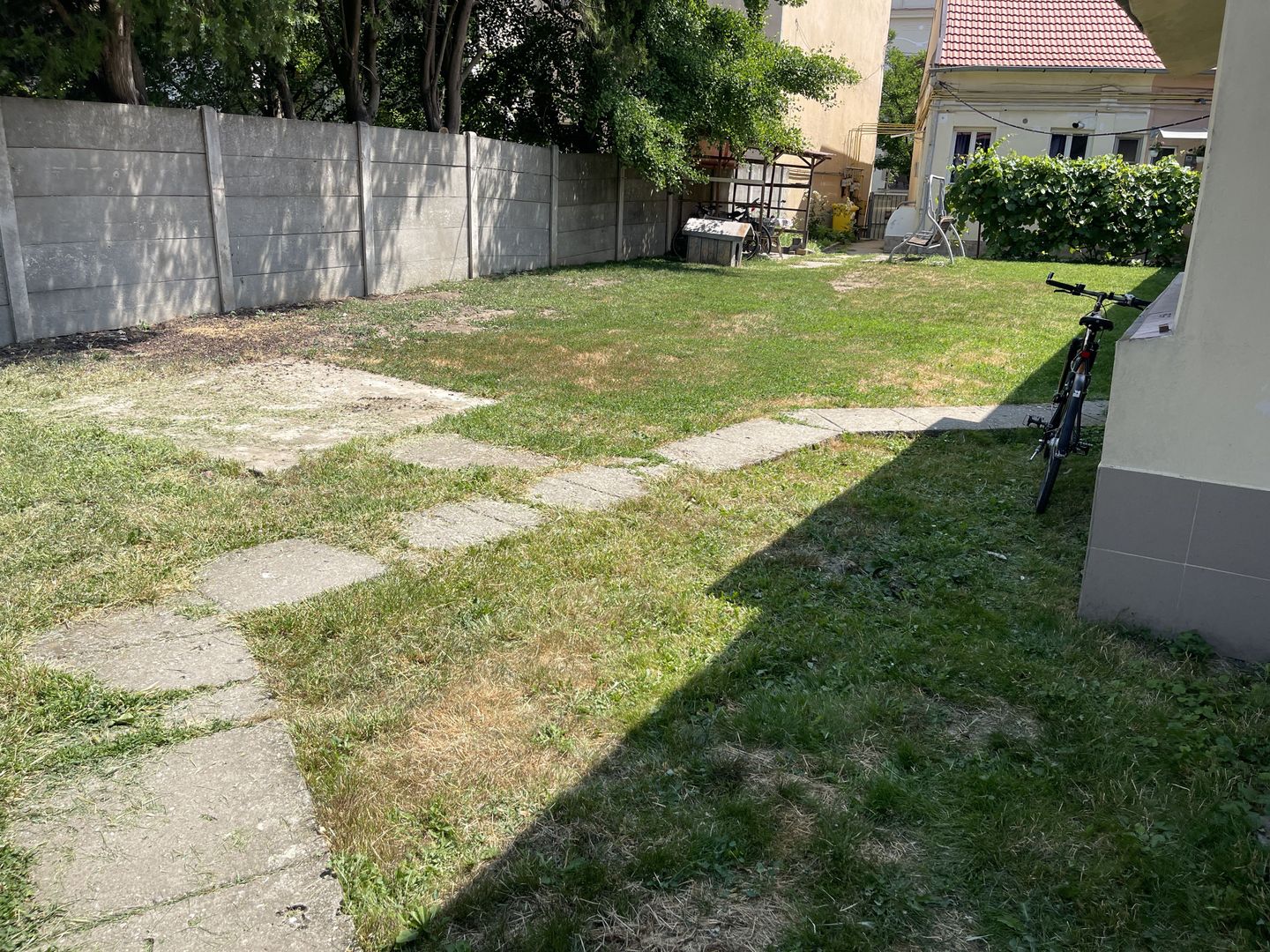 Casă la curte comuna în zona Balcescu - Poză 6