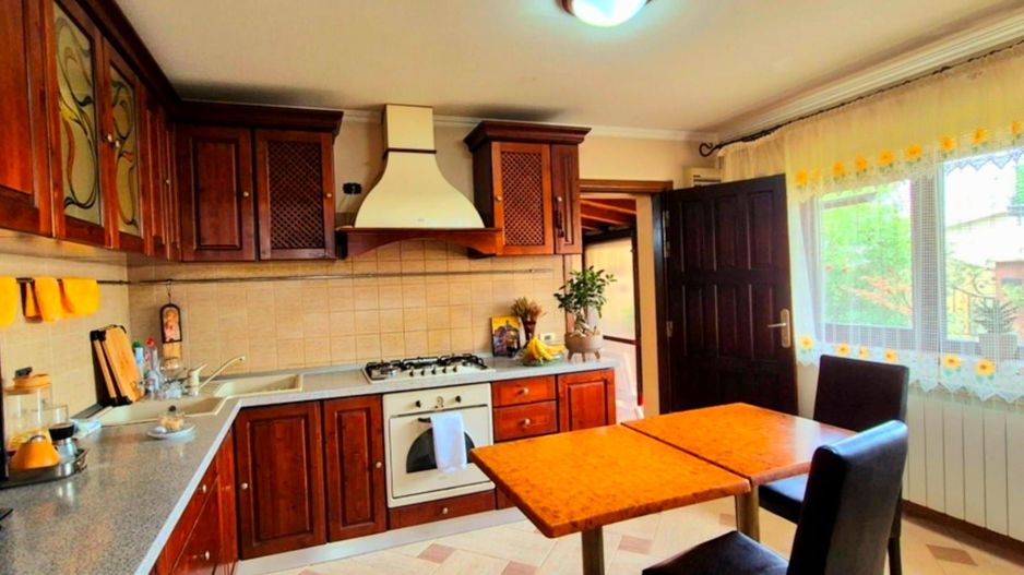 Cauți o casă mare sau spațiu pentru business? Aici le ai pe ambele! - Poză 4