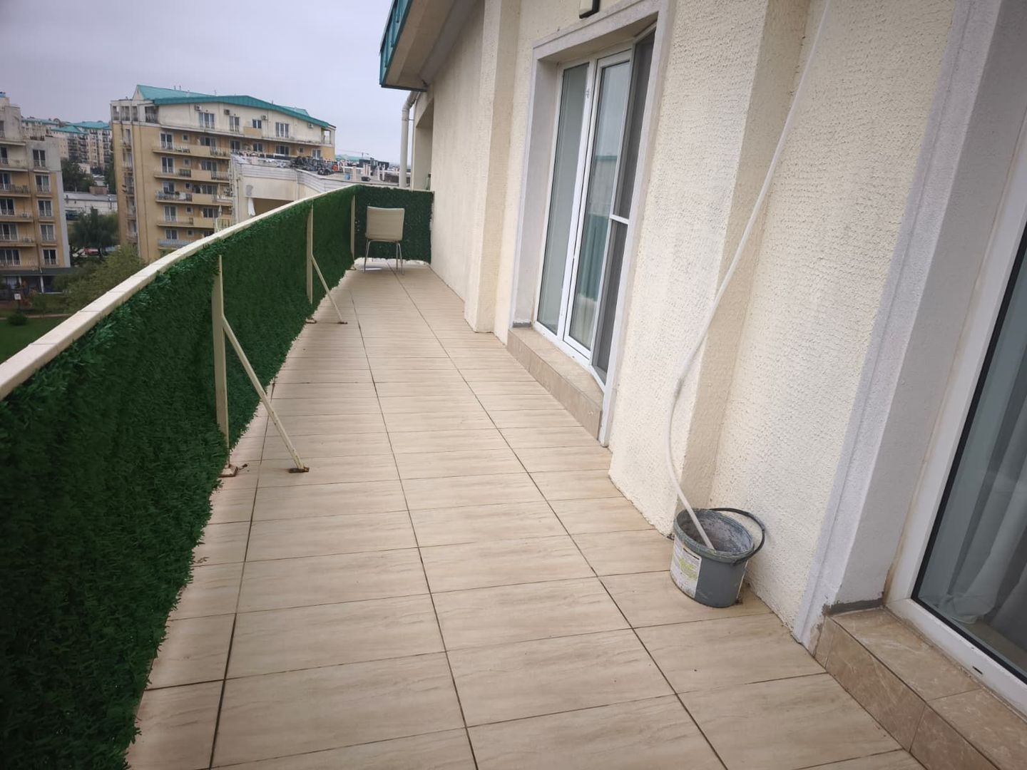 Apartament cu 3 camere si terasa de inchiriat in Cosmopolis - Poză 3