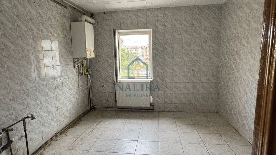 De vanzare apartament cu 3 camere decomandate etaj 3/4 Petru Rares - Poză 2