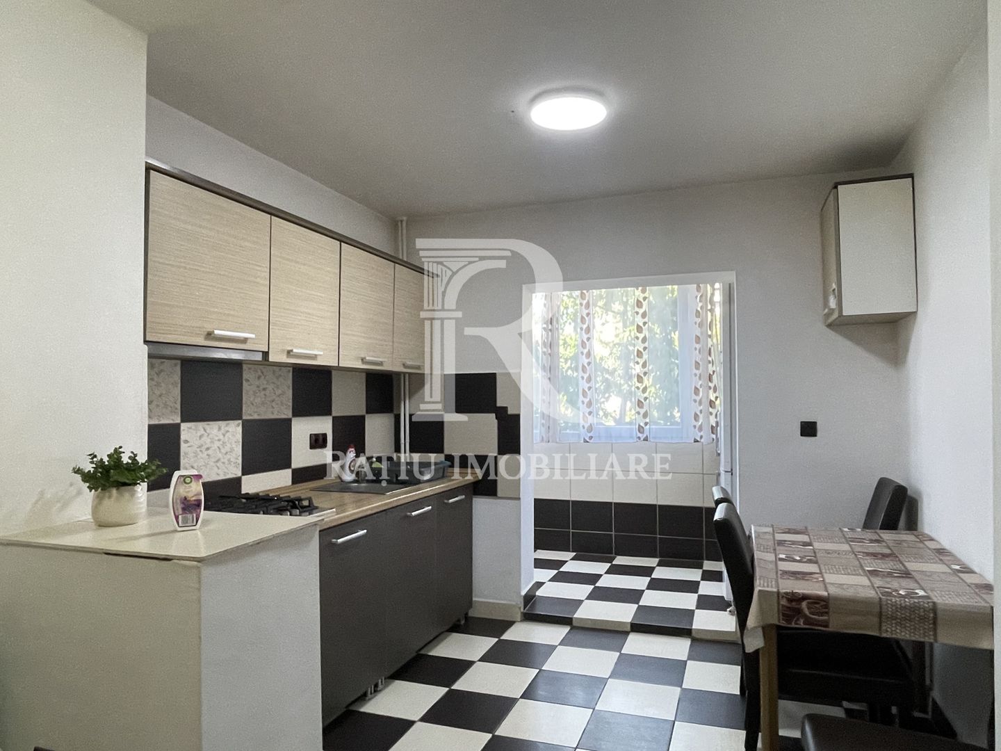 Apartament cu 3 camere | Echipe de muncitori | Rogerius | Oradea - Poză 1