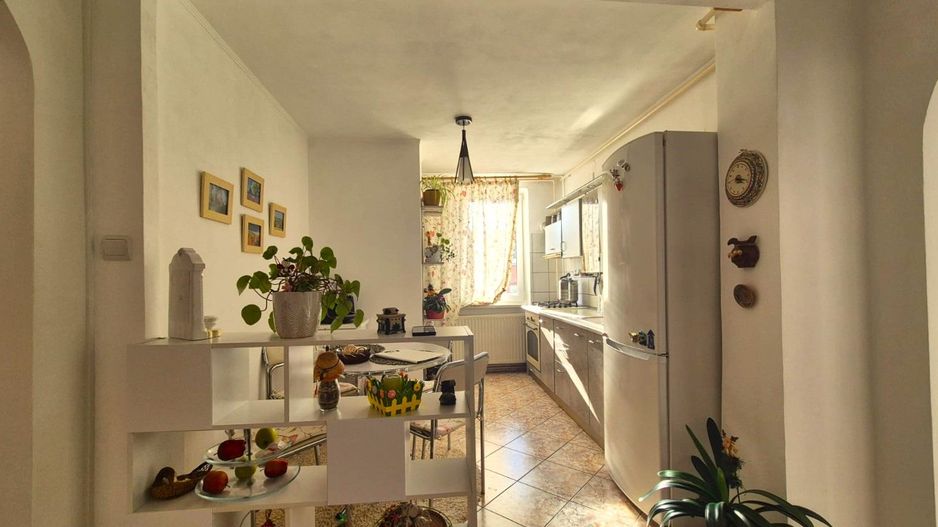 Ideal pentru un cuplu, apartament decomandat, însorit și foarte luminos. - Poză 5