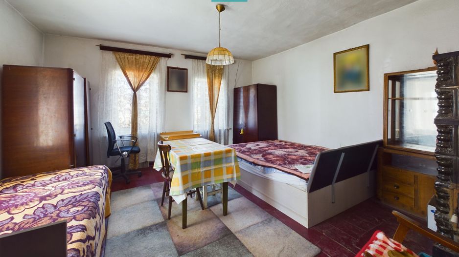 Casă cu teren generos de 2,880mp în Secusigiu - Poză 4