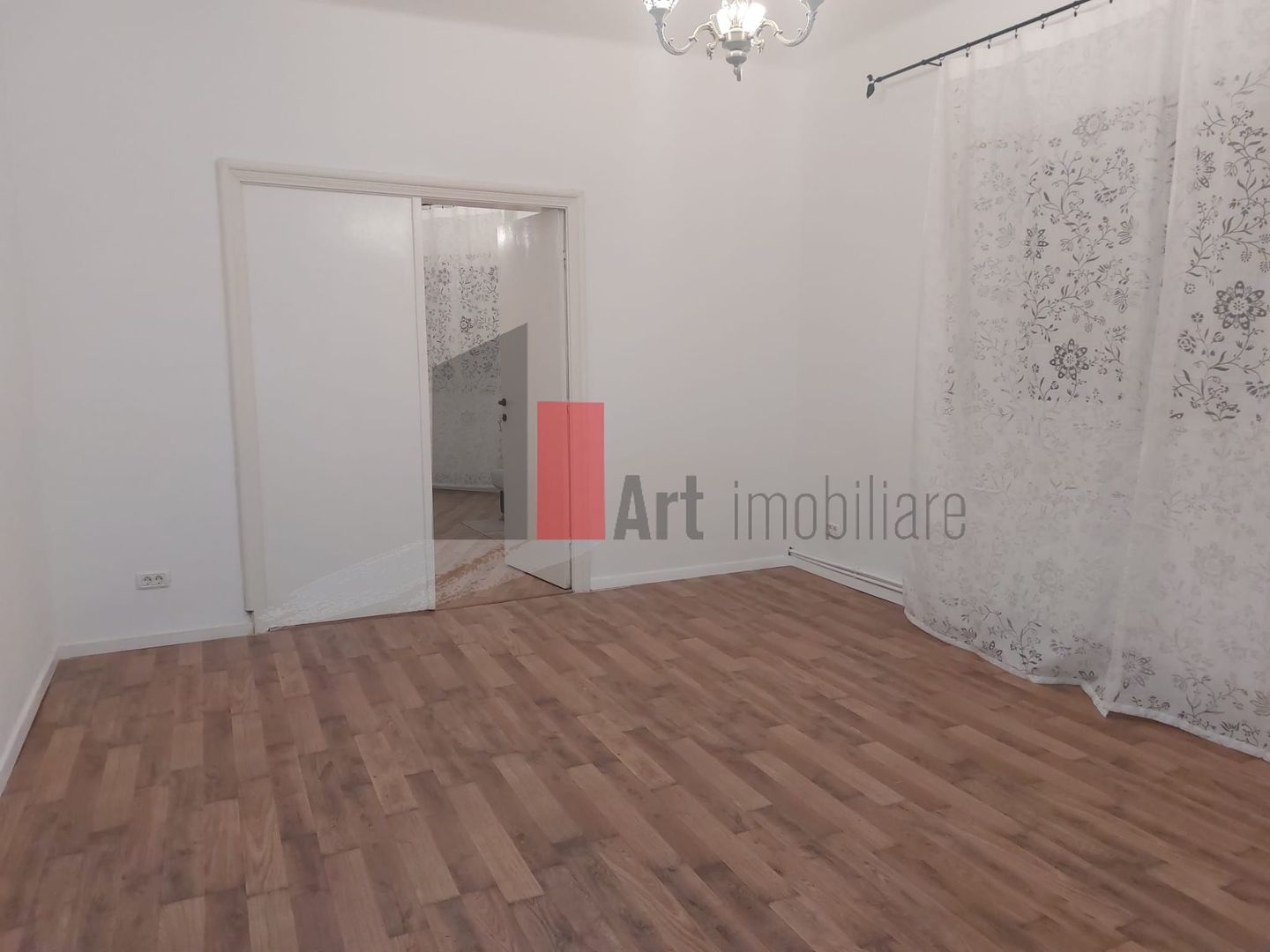 Spatiul "BAIXA" , parter de vila, renovat recent, liber - Poză 2