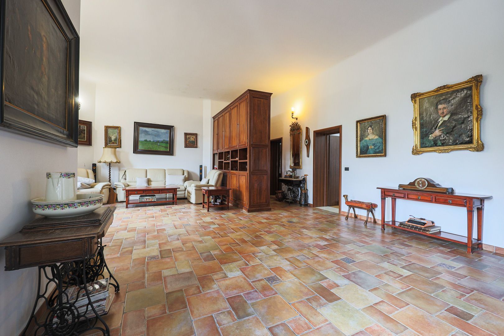 Apartament ultracentral cu 3 camere, 2 băi și curte privată - Poză 6