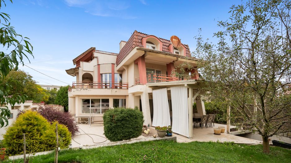 Vila ideala pentru locuinta, clinica sau birouri! - Poză 1