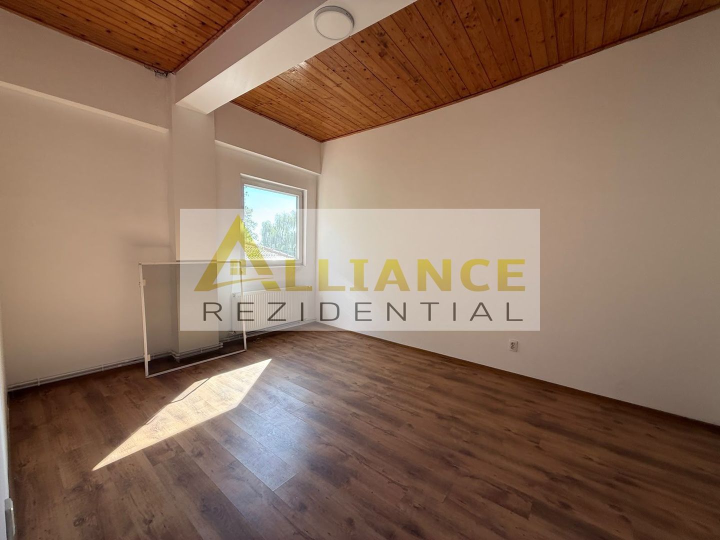 Casa individuala de vanzare in Catelu - 14 camere - teren 1550 mp - Poză 2