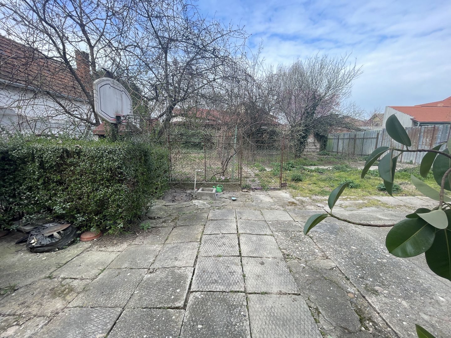 Casa de vanzare cu teren 572 mp si front generos 21 ml - Poză 3