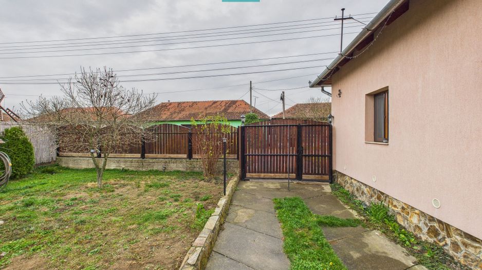 Casă renovată în localitatea Comănești, Arad - Poză 25