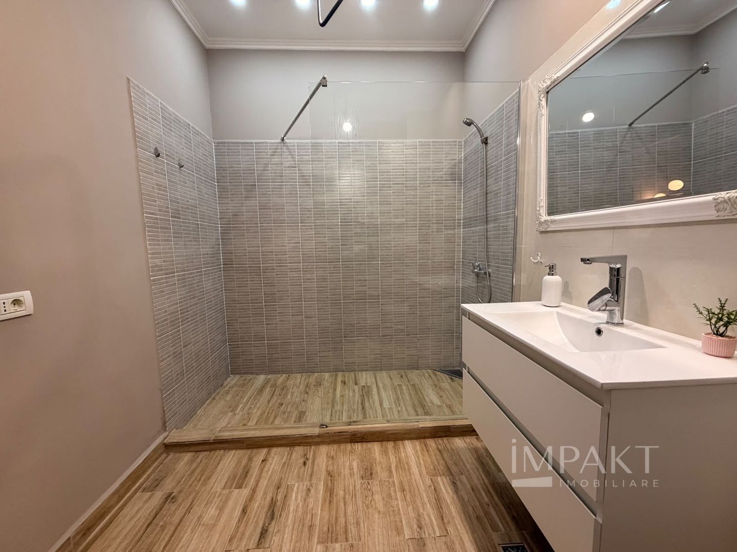 Apartament 2 camere de închiriat, cu curte și ciubăr - Poză 8