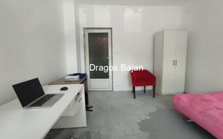 4 camere // bloc renovat // etajul 1 - Poză 2