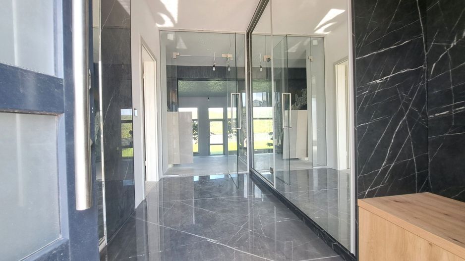 Casa cu piscina interioara si priveliste catre Cetatea Cisnadioarei - Poză 12