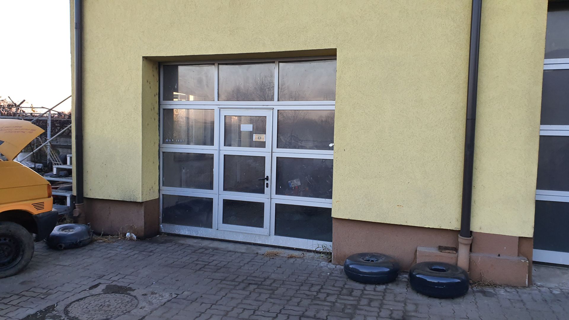 Boxă pentru service auto cu elevator - Poză 1