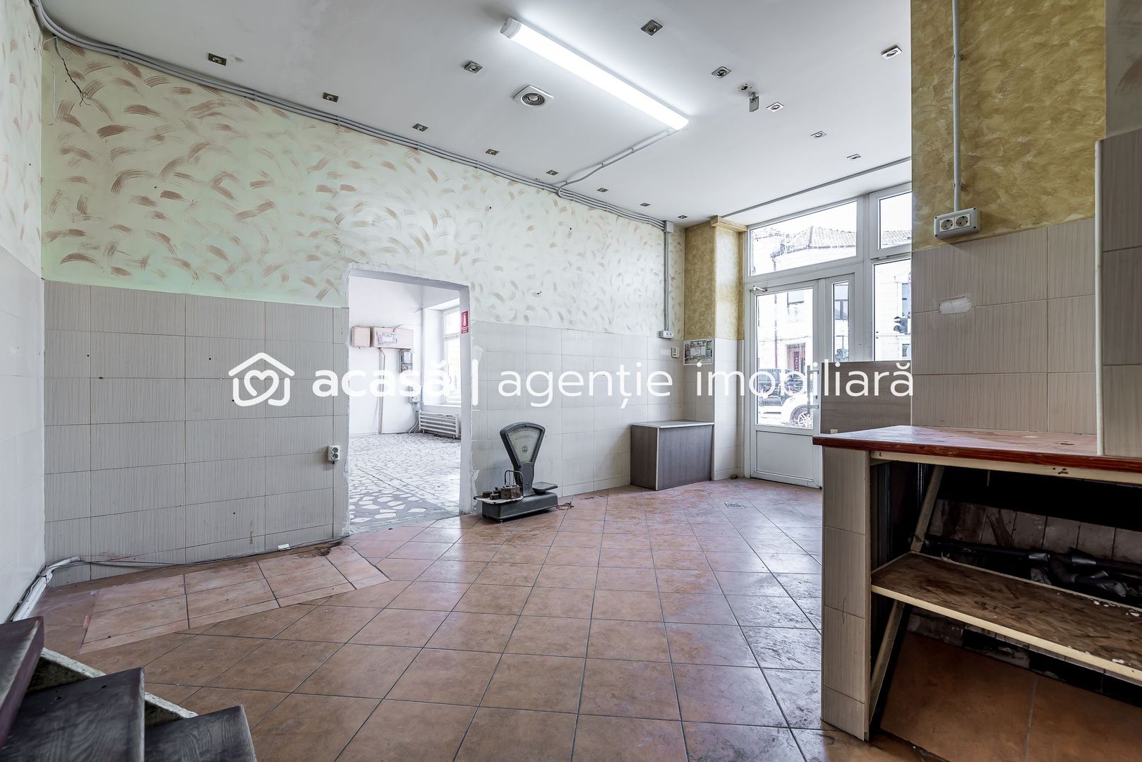 Spatiu comercial ,cu vitrina de  in zona Boul Rosu. - Poză 4