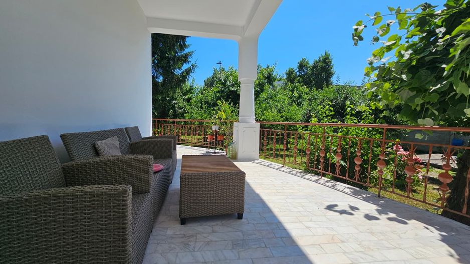 Casa eleganta cu tavane inalte si gradina superba - Poză 6