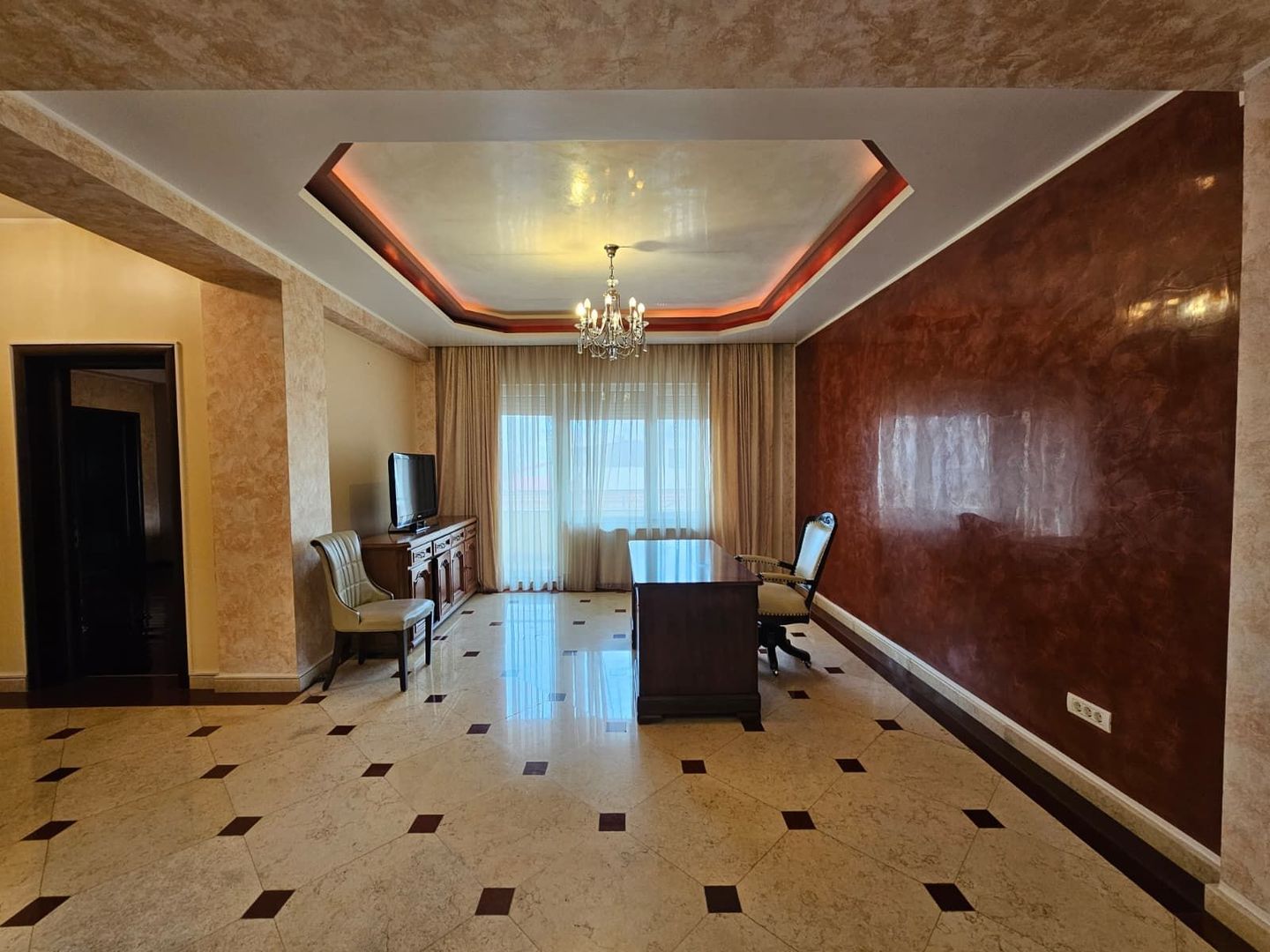 Vila generoasa de inchiriat intr o zona principala a orasului - Poză 5