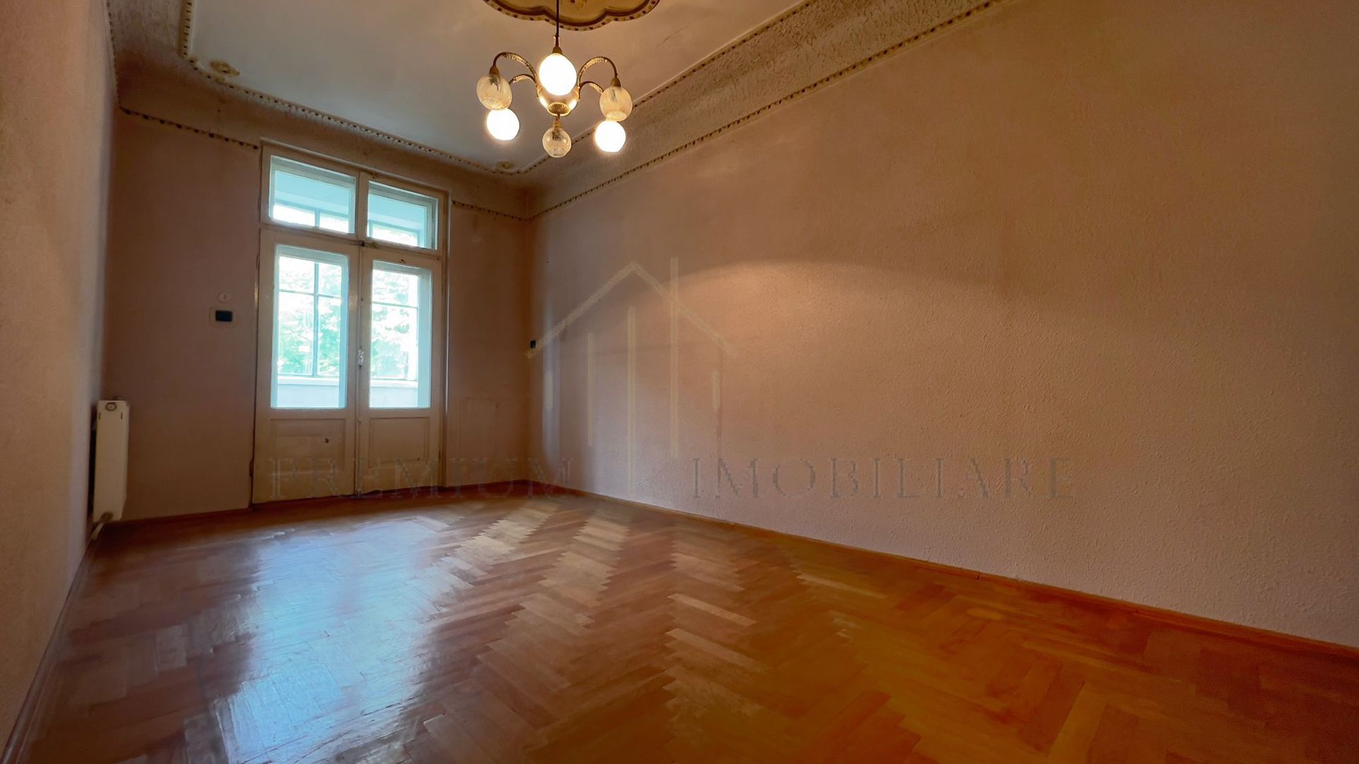 Apartament 2 camere etaj 1 cu boxa zona centrala - Poză 1