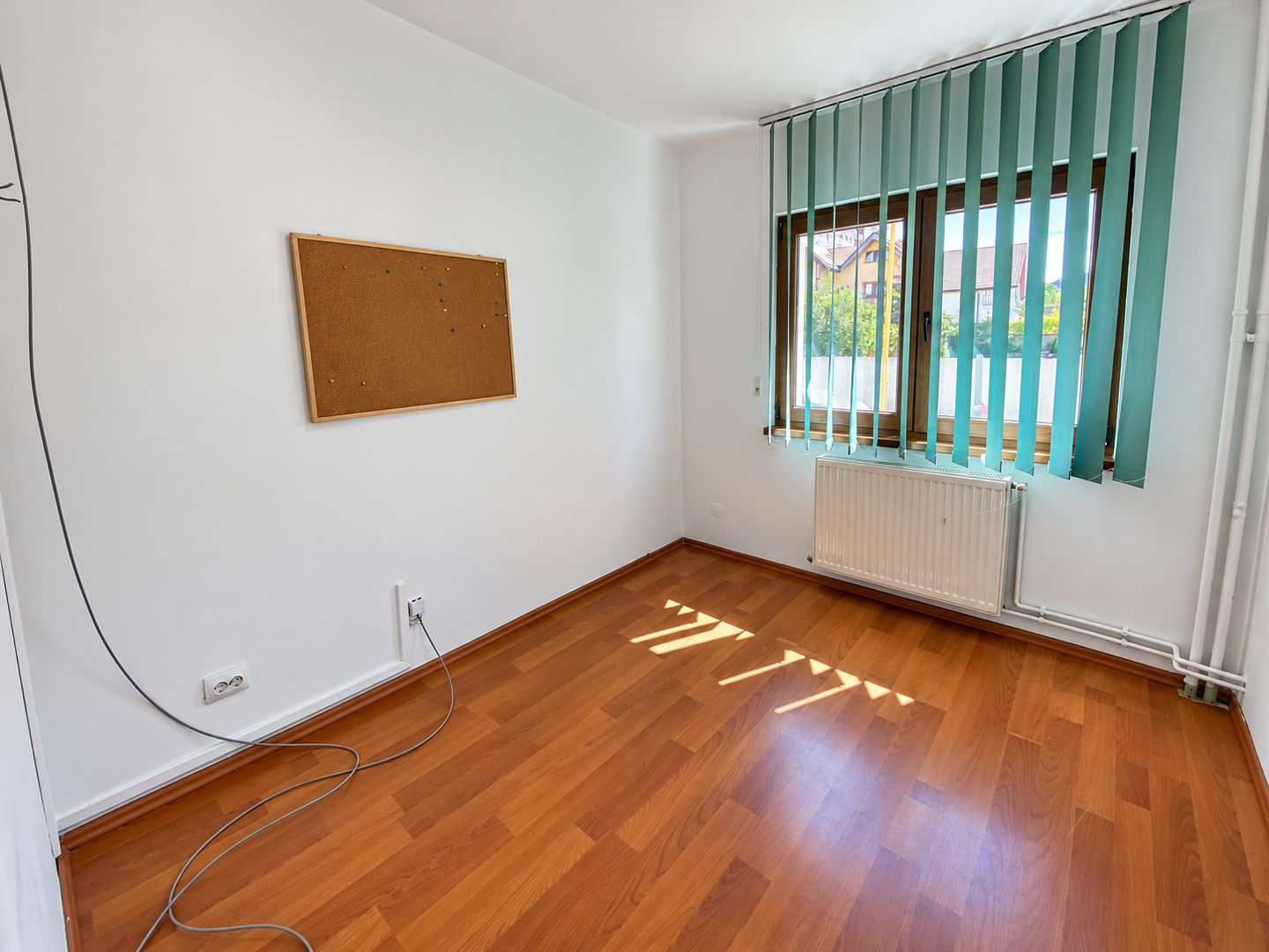 Apartament 4 camere NEMOBILAT, la PARTER, pretabil birouri - Poză 3
