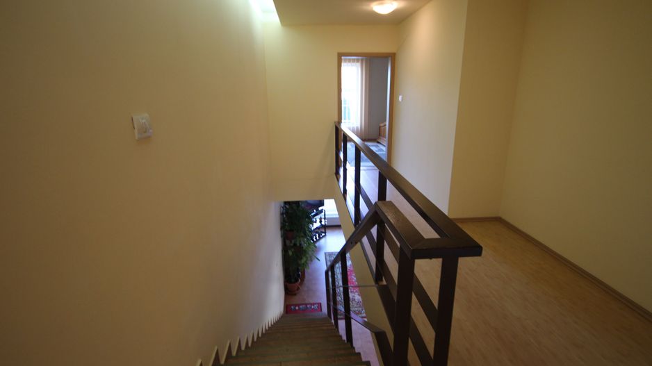 Vila spatioasa ideala pentru diferite activitati sau ptr.locuit -NEMOBILATA - Poză 20