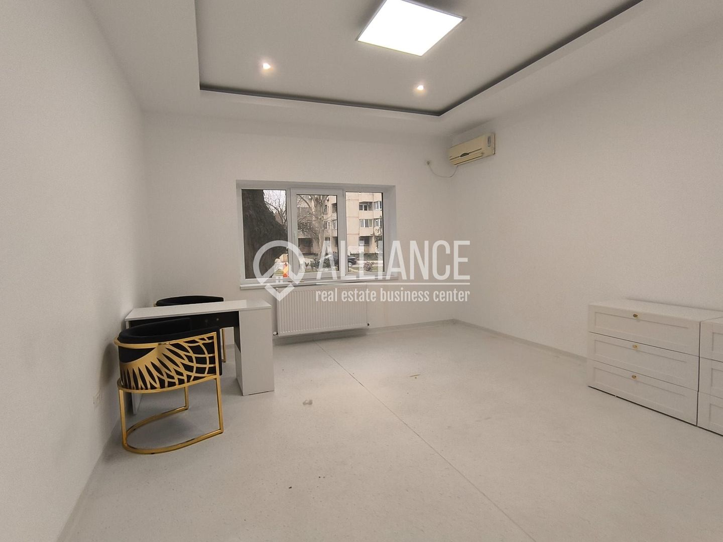 CAPITOL - Bdul Mamaia parter de vila stradal! - Poză 9