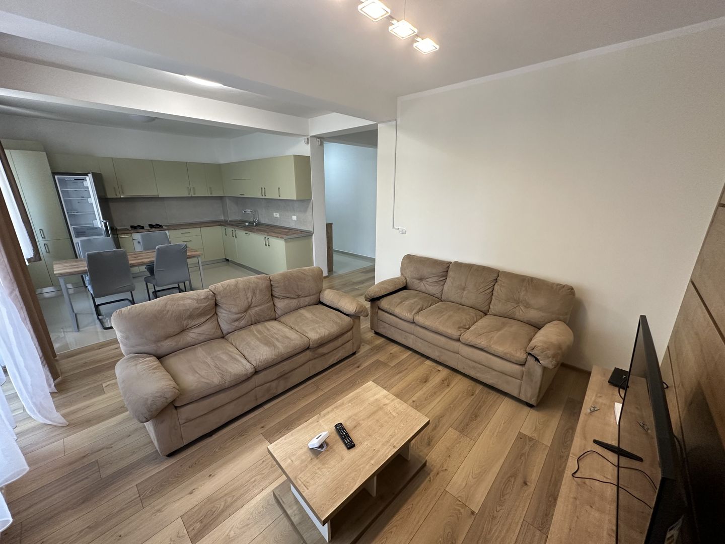 APARTAMENT DEOSEBIT - Poză 2