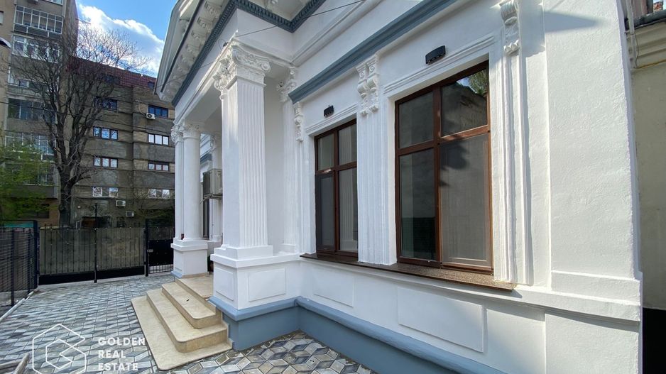 Casă cu curte, zona Centrală, str. Traian, amenajată - Poză 1