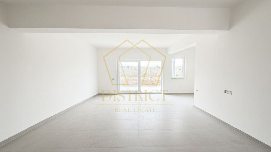 Duplex despartit prin camera tehnica, 5 camere, asfalt | Giarmata Vii - Poză 1