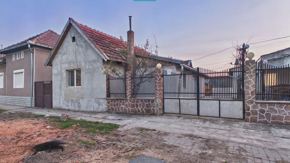 Casă cu 4 camere și 700 mp teren în Cermei - Poză 1