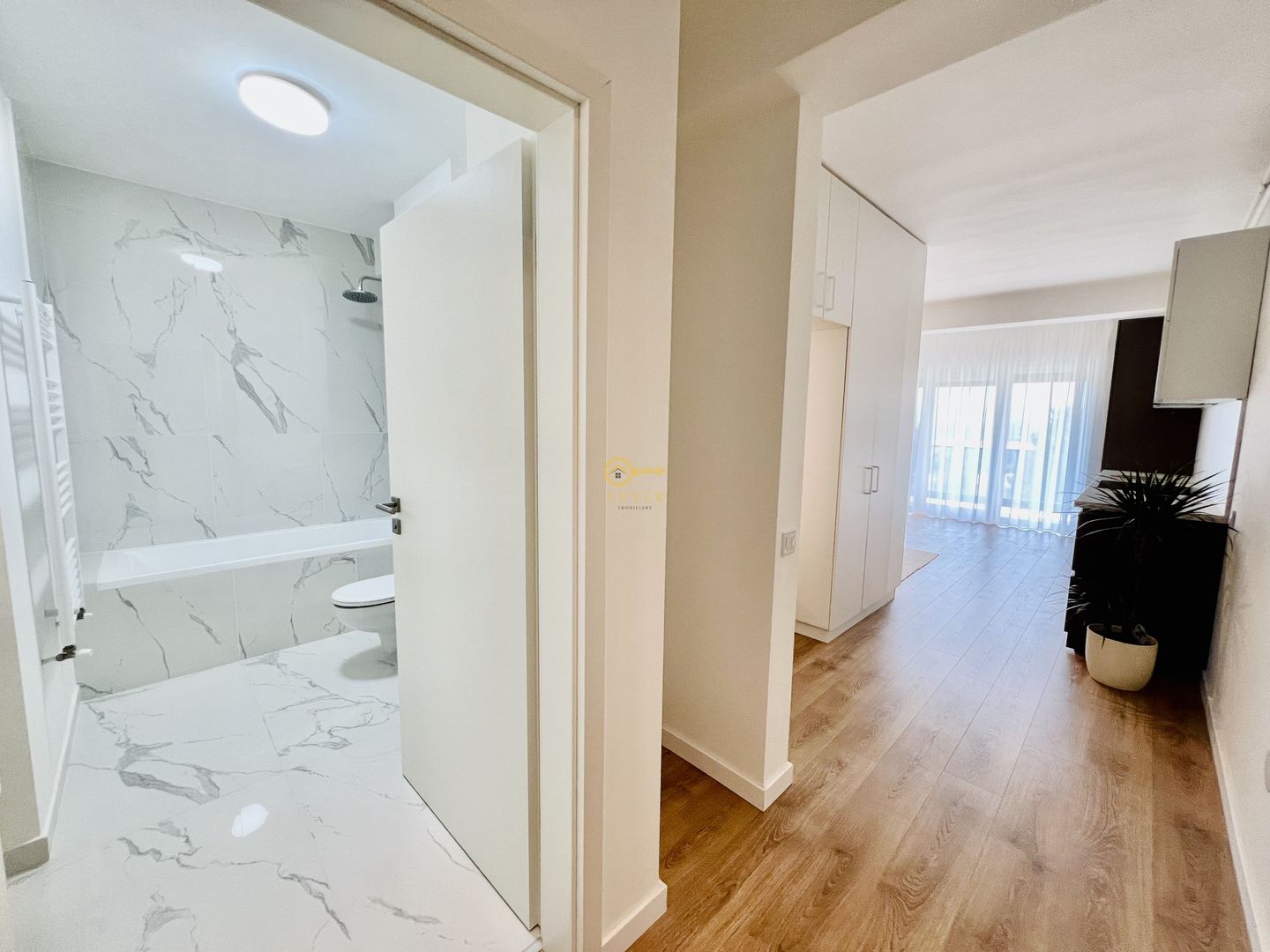 Garsoniera spatioasa LA CHEIE- Incalzire in pard, jaluzele electrice - Poză 4