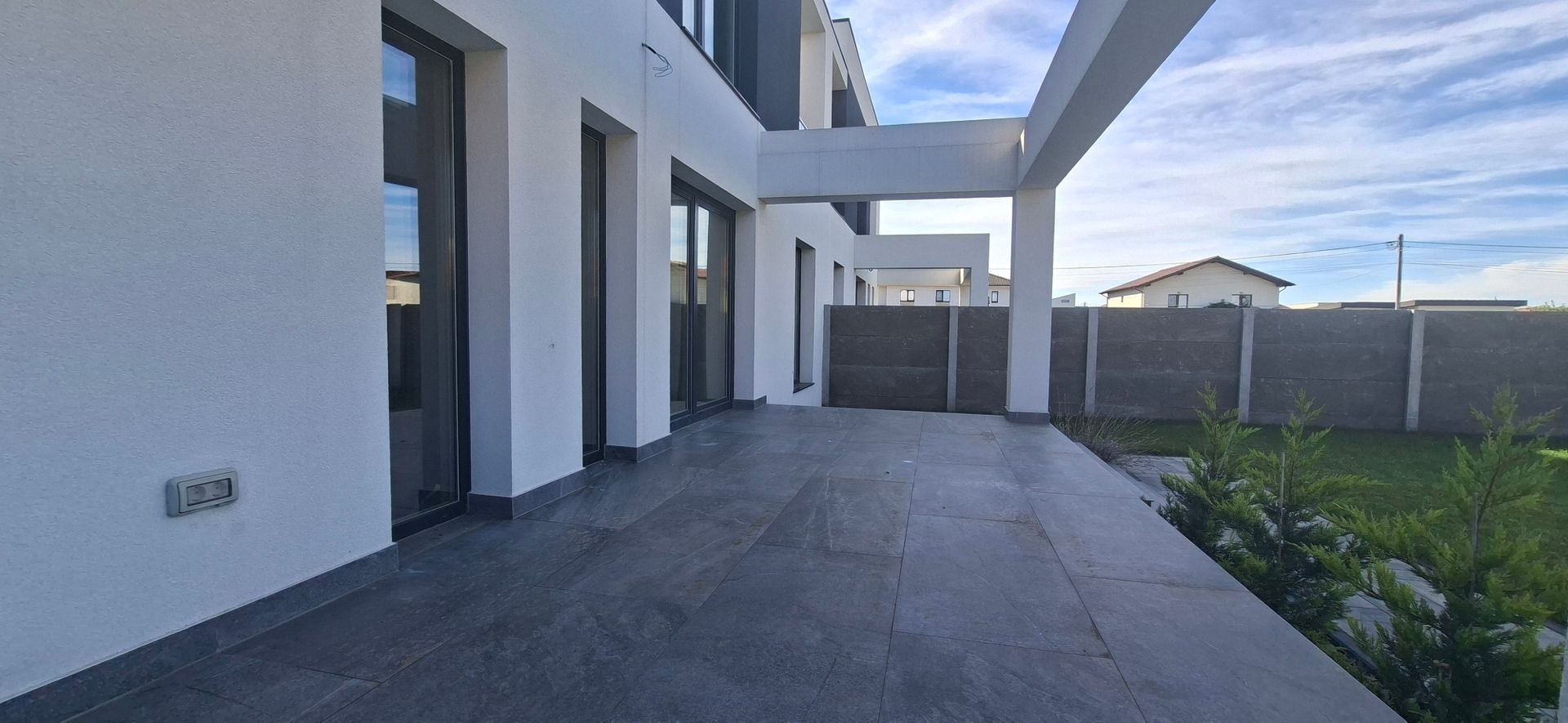Duplex despărțit prin perete dublu/ Garaj - Poză 27