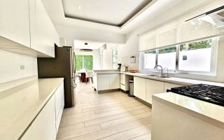 Vilă modernă de lux cu piscină privată - Poză 12