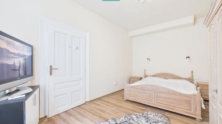 Apartament ultracentral, renovat, cu garaj - Poză 3