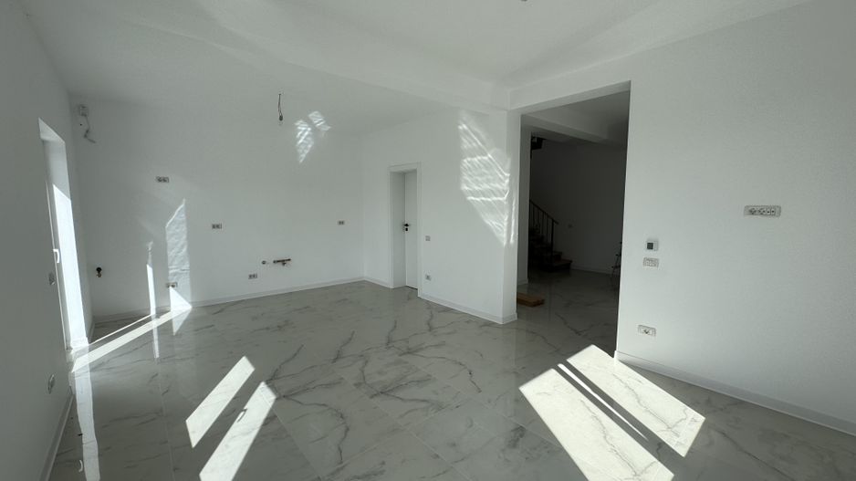 1\2 Duplex Utvin P+E,4Camere,2 Bai,Toate Utilitatile - Poză 5