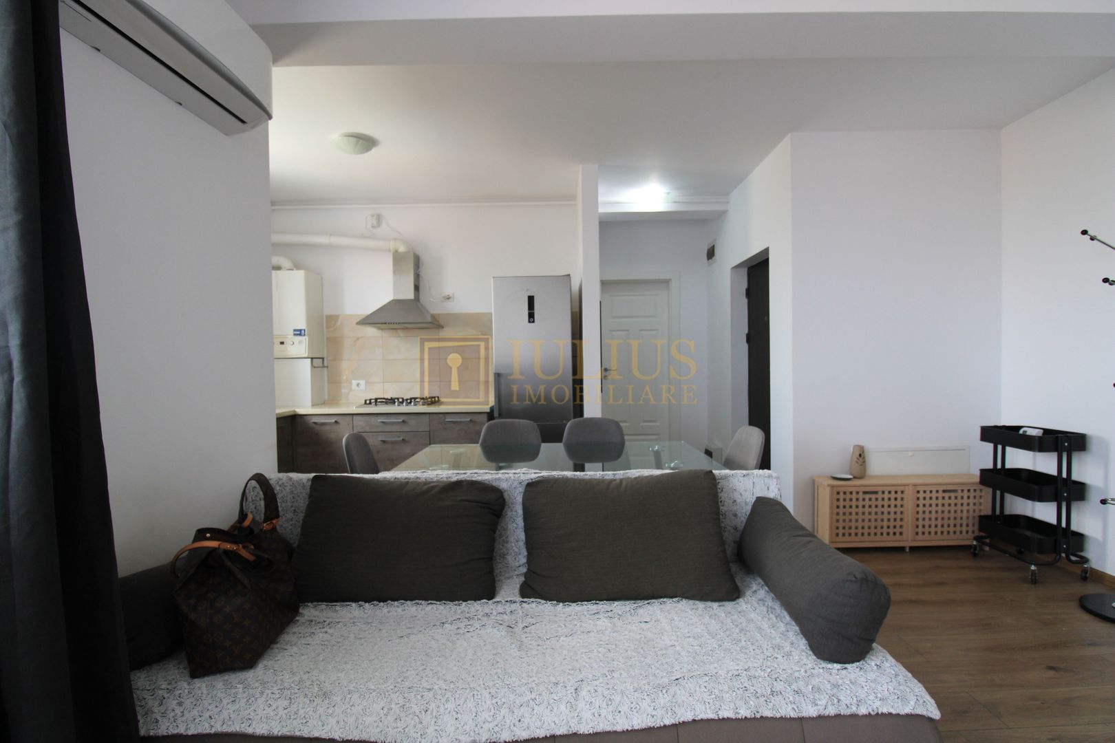 Vedere panoramica; loc parcare inclus; 2 bai/2dormitoare. - Poză 6